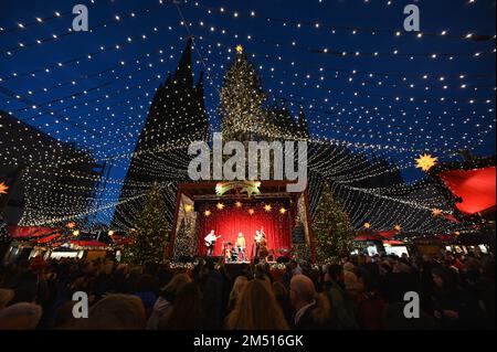 Köln, Deutschland. 21. Dezember 2022. Kölner Weihnachtsmarkt am Roncalliplatz vor dem Kölner Dom in der Abenddämmerung. Credit: Horst Galuschka/dpa/Alamy Live News Stockfoto