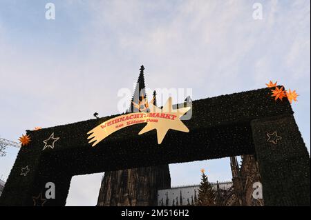 Köln, Deutschland. 21. Dezember 2022. Kölner Weihnachtsmarkt am Roncalliplatz vor dem Kölner Dom in der Abenddämmerung. Credit: Horst Galuschka/dpa/Alamy Live News Stockfoto