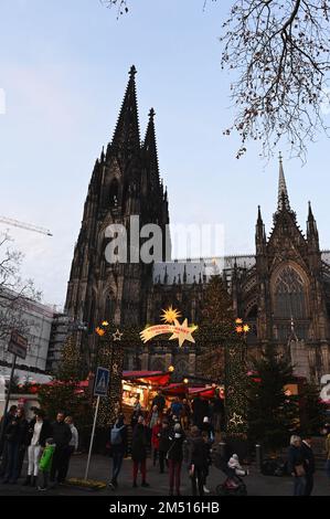 Köln, Deutschland. 21. Dezember 2022. Kölner Weihnachtsmarkt am Roncalliplatz vor dem Kölner Dom in der Abenddämmerung. Credit: Horst Galuschka/dpa/Alamy Live News Stockfoto