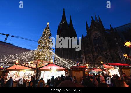 Köln, Deutschland. 21. Dezember 2022. Kölner Weihnachtsmarkt am Roncalliplatz vor dem Kölner Dom in der Abenddämmerung. Credit: Horst Galuschka/dpa/Alamy Live News Stockfoto