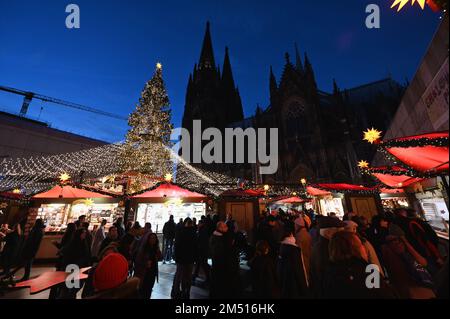 Köln, Deutschland. 21. Dezember 2022. Kölner Weihnachtsmarkt am Roncalliplatz vor dem Kölner Dom in der Abenddämmerung. Credit: Horst Galuschka/dpa/Alamy Live News Stockfoto