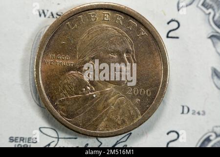 Die goldene Sacagawea-Dollar-Serie 2000, amerikanische 1-Dollar-Münze der Serie 2000 zeigt ein Profil von Sacagawea mit ihrem Kind Jean Baptiste Charbo Stockfoto