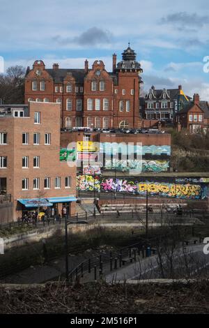 Ouseburn Graffiti Wall, Ouseburn, neben Tyne Bar, Newcastle upon Tyne, Simply, Newcastle, ist eine Stadt, und, metropolitanischer Bezirk, In, Tyne und Wear, England. Die Stadt befindet sich am Fluss Tyne, nördliches Ufer, und bildet den größten Teil des bebauten Gebiets von Tyneside. Newcastle ist auch die bevölkerungsreichste Stadt Nordostenglands. Nordosten, England, Englisch, GB, Großbritannien, Großbritannien, Großbritannien, Großbritannien, Großbritannien, Großbritannien, Europa, Europa Stockfoto