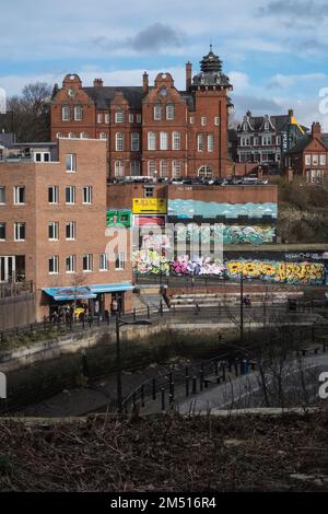 Ouseburn Graffiti Wall, Ouseburn, neben Tyne Bar, Newcastle upon Tyne, Simply, Newcastle, ist eine Stadt, und, metropolitanischer Bezirk, In, Tyne und Wear, England. Die Stadt befindet sich am Fluss Tyne, nördliches Ufer, und bildet den größten Teil des bebauten Gebiets von Tyneside. Newcastle ist auch die bevölkerungsreichste Stadt Nordostenglands. Nordosten, England, Englisch, GB, Großbritannien, Großbritannien, Großbritannien, Großbritannien, Großbritannien, Großbritannien, Europa, Europa Stockfoto