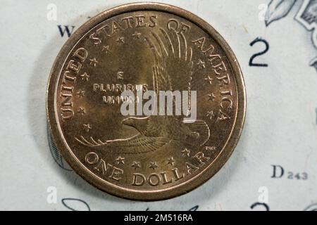 Weißkopfseeadler im Flug von der Rückseite der goldenen Sacagawea-Dollar-Serie 2000, amerikanische 1 $ 1-Dollar-Münze, alte US-Retro-Münze auf USD Stockfoto