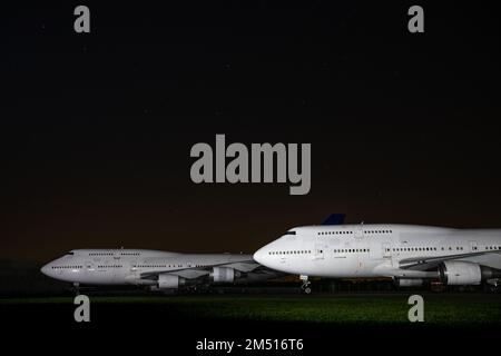 Außer Betrieb, 747 TF-AAK und 9H-AZB im Lager auf der Nordpron am Flughafen Cotswold Stockfoto