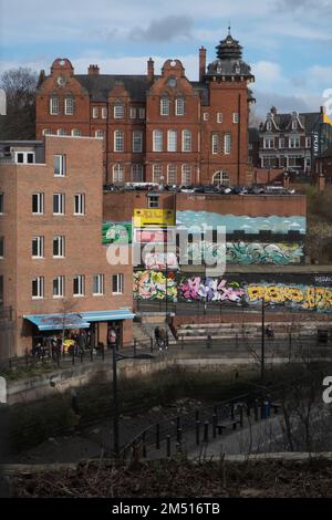 Ouseburn Graffiti Wall, Ouseburn, neben Tyne Bar, Newcastle upon Tyne, Simply, Newcastle, ist eine Stadt, und, metropolitanischer Bezirk, In, Tyne und Wear, England. Die Stadt befindet sich am Fluss Tyne, nördliches Ufer, und bildet den größten Teil des bebauten Gebiets von Tyneside. Newcastle ist auch die bevölkerungsreichste Stadt Nordostenglands. Nordosten, England, Englisch, GB, Großbritannien, Großbritannien, Großbritannien, Großbritannien, Großbritannien, Großbritannien, Europa, Europa Stockfoto