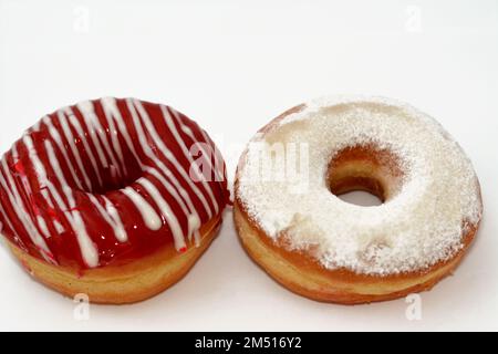 Puderzucker und Ringdonut mit Erdbeergeschmack, glasierter, hefegezogener, amerikanischer Ringdonut mit Belag, Art Foo Stockfoto
