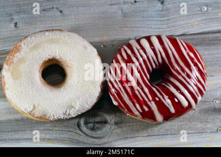 Puderzucker und Ringdonut mit Erdbeergeschmack, glasierter, hefegezogener, amerikanischer Ringdonut mit Belag, Art Foo Stockfoto