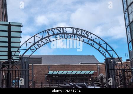 Tyne Tees Steam Shipping,CO,ltd,Schild,Beschilderung,Ouseburn,Gebiet,of,Newcastle upon Tyne,Simply,Newcastle, ist eine Stadt und ein Stadtbezirk, In, Tyne und Wear, England. Die Stadt befindet sich am Fluss Tyne, nördliches Ufer, und bildet den größten Teil des bebauten Gebiets von Tyneside. Newcastle ist auch die bevölkerungsreichste Stadt Nordostenglands. Nordosten, England, Englisch, GB, Großbritannien, Großbritannien, Großbritannien, Großbritannien, Großbritannien, Großbritannien, Europa, Europa Stockfoto