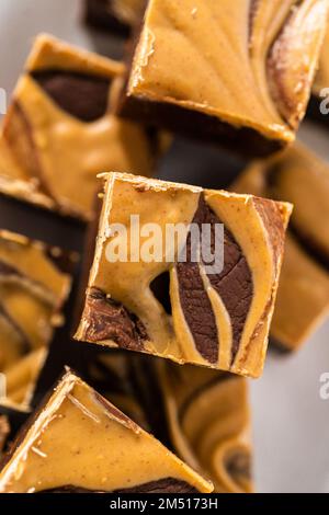 Schokoladenfudge mit Erdnussbutter wirbeln Stockfoto