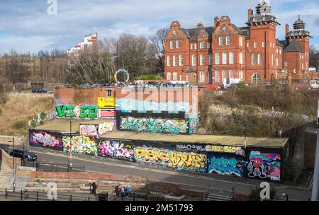 Ouseburn Graffiti Wall, Ouseburn, neben Tyne Bar, Newcastle upon Tyne, Simply, Newcastle, ist eine Stadt, und, metropolitanischer Bezirk, In, Tyne und Wear, England. Die Stadt befindet sich am Fluss Tyne, nördliches Ufer, und bildet den größten Teil des bebauten Gebiets von Tyneside. Newcastle ist auch die bevölkerungsreichste Stadt Nordostenglands. Nordosten, England, Englisch, GB, Großbritannien, Großbritannien, Großbritannien, Großbritannien, Großbritannien, Großbritannien, Europa, Europa Stockfoto