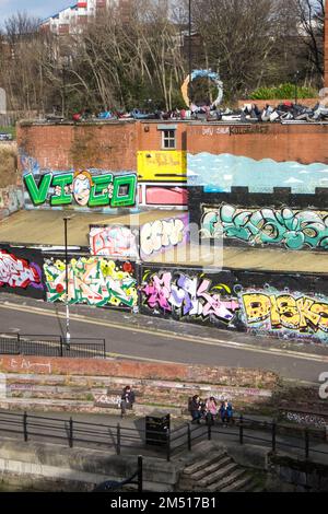 Ouseburn Graffiti Wall, Ouseburn, neben Tyne Bar, Newcastle upon Tyne, Simply, Newcastle, ist eine Stadt, und, metropolitanischer Bezirk, In, Tyne und Wear, England. Die Stadt befindet sich am Fluss Tyne, nördliches Ufer, und bildet den größten Teil des bebauten Gebiets von Tyneside. Newcastle ist auch die bevölkerungsreichste Stadt Nordostenglands. Nordosten, England, Englisch, GB, Großbritannien, Großbritannien, Großbritannien, Großbritannien, Großbritannien, Großbritannien, Europa, Europa Stockfoto