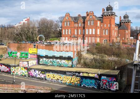 Ouseburn Graffiti Wall, Ouseburn, neben Tyne Bar, Newcastle upon Tyne, Simply, Newcastle, ist eine Stadt, und, metropolitanischer Bezirk, In, Tyne und Wear, England. Die Stadt befindet sich am Fluss Tyne, nördliches Ufer, und bildet den größten Teil des bebauten Gebiets von Tyneside. Newcastle ist auch die bevölkerungsreichste Stadt Nordostenglands. Nordosten, England, Englisch, GB, Großbritannien, Großbritannien, Großbritannien, Großbritannien, Großbritannien, Großbritannien, Europa, Europa Stockfoto