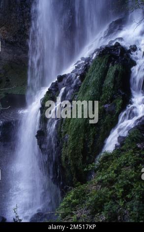 Eine Langzeitaufnahme eines Wasserfalls Stockfoto
