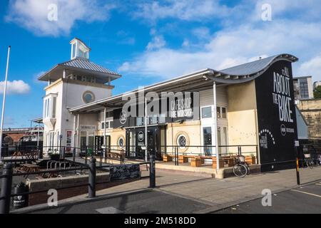 The Cycle Hub, A, helles, modernes Fahrrad- und Zubehörgeschäft mit Reparatur, Vermietung, Dienstleistungen, plus ein, In der Anlage, Cafe, neben, Fahrradweg, Pfad, 72, und, River Tyne, Newcastle upon Tyne, Simply, Newcastle, ist eine Stadt und, Metropolitanstadt, In, Tyne und Wear, England. Die Stadt befindet sich am Fluss Tyne, nördliches Ufer, und bildet den größten Teil des bebauten Gebiets von Tyneside. Newcastle ist auch die bevölkerungsreichste Stadt Nordostenglands. Nordosten, England, Englisch, GB, Großbritannien, Großbritannien, Großbritannien, Großbritannien, Großbritannien, Großbritannien, Europa, Europa Stockfoto