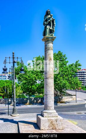 Denkmal der Carmen Virgin (Virgen del Carmen) am Plaza Portal Nuevo Stockfoto