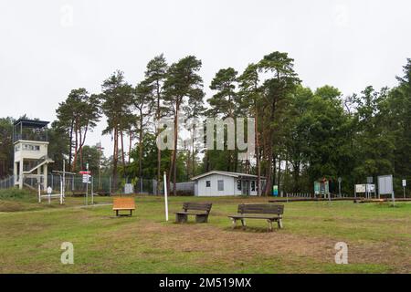 Geisa, Deutschland - 14. September 2022: Wachturm Museumspunkt Alpha US-Militärbasis in Geisa in Thüringen Stockfoto