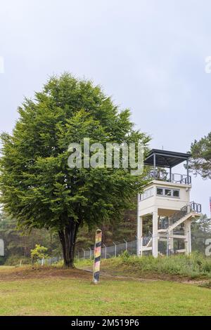 Geisa, Deutschland - 14. September 2022: Wachturm Museumspunkt Alpha US-Militärbasis in Geisa in Thüringen Stockfoto