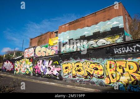 Ouseburn Graffiti Wall, Ouseburn, neben Tyne Bar, Newcastle upon Tyne, Simply, Newcastle, ist eine Stadt, und, metropolitanischer Bezirk, In, Tyne und Wear, England. Die Stadt befindet sich am Fluss Tyne, nördliches Ufer, und bildet den größten Teil des bebauten Gebiets von Tyneside. Newcastle ist auch die bevölkerungsreichste Stadt Nordostenglands. Nordosten, England, Englisch, GB, Großbritannien, Großbritannien, Großbritannien, Großbritannien, Großbritannien, Großbritannien, Europa, Europa Stockfoto