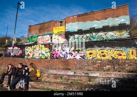 Ouseburn Graffiti Wall, Ouseburn, neben Tyne Bar, Newcastle upon Tyne, Simply, Newcastle, ist eine Stadt, und, metropolitanischer Bezirk, In, Tyne und Wear, England. Die Stadt befindet sich am Fluss Tyne, nördliches Ufer, und bildet den größten Teil des bebauten Gebiets von Tyneside. Newcastle ist auch die bevölkerungsreichste Stadt Nordostenglands. Nordosten, England, Englisch, GB, Großbritannien, Großbritannien, Großbritannien, Großbritannien, Großbritannien, Großbritannien, Europa, Europa Stockfoto