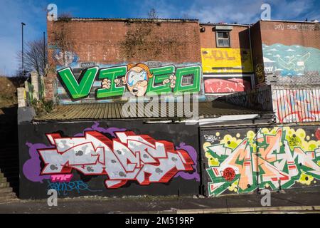 Ouseburn Graffiti Wall, Ouseburn, neben Tyne Bar, Newcastle upon Tyne, Simply, Newcastle, ist eine Stadt, und, metropolitanischer Bezirk, In, Tyne und Wear, England. Die Stadt befindet sich am Fluss Tyne, nördliches Ufer, und bildet den größten Teil des bebauten Gebiets von Tyneside. Newcastle ist auch die bevölkerungsreichste Stadt Nordostenglands. Nordosten, England, Englisch, GB, Großbritannien, Großbritannien, Großbritannien, Großbritannien, Großbritannien, Großbritannien, Europa, Europa Stockfoto