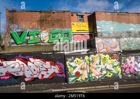 Ouseburn Graffiti Wall, Ouseburn, neben Tyne Bar, Newcastle upon Tyne, Simply, Newcastle, ist eine Stadt, und, metropolitanischer Bezirk, In, Tyne und Wear, England. Die Stadt befindet sich am Fluss Tyne, nördliches Ufer, und bildet den größten Teil des bebauten Gebiets von Tyneside. Newcastle ist auch die bevölkerungsreichste Stadt Nordostenglands. Nordosten, England, Englisch, GB, Großbritannien, Großbritannien, Großbritannien, Großbritannien, Großbritannien, Großbritannien, Europa, Europa Stockfoto