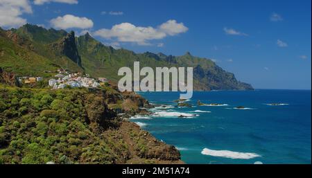 Playa del Roque de las Bodegas, nördlich von Teneriffa, Spanien. Grüne Küste, Atlantik und süße Stadt oder Dorf Almaciga. Stockfoto