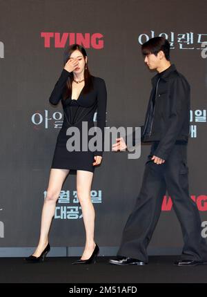 Lee Da-Hee und Cha Eun-Woo (ASTRO), 22. Dezember 2022 : die Schauspieler Lee Da-Hee (L) und Cha Eun-Woo nehmen an einer Produktionspräsentation der TVing-Originalserie "Island" in Seoul, Südkorea, Teil. Kredit: Lee Jae-Won/AFLO/Alamy Live News Stockfoto