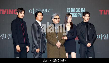 Sung Joon, Kim Nam-Gil, BAE Jong, Lee Da-Hee und Cha Eun-Woo (ASTRO), 22. Dezember 2022: Die besetzten Mitglieder Sung Joon (L), Kim Nam-Gil (2. L), Lee Da-Hee (2. R) und Cha Eun-Woo (R) stellen sich mit Regisseur BAE Jong bei einer Produktionspräsentation für die TVing-Originalserie „Island“ in Seoul, Südkorea, vor. Kredit: Lee Jae-Won/AFLO/Alamy Live News Stockfoto