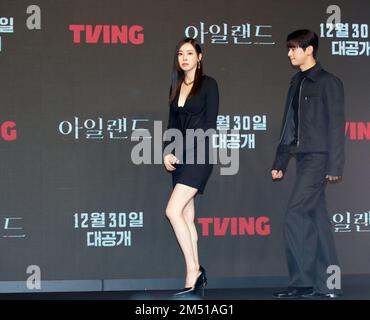 Lee Da-Hee und Cha Eun-Woo (ASTRO), 22. Dezember 2022 : die Schauspieler Lee Da-Hee (L) und Cha Eun-Woo nehmen an einer Produktionspräsentation der TVing-Originalserie "Island" in Seoul, Südkorea, Teil. Kredit: Lee Jae-Won/AFLO/Alamy Live News Stockfoto