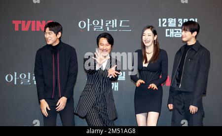 Sung Joon, Kim Nam-Gil, Lee Da-Hee und Cha Eun-Woo (ASTRO), 22. Dezember 2022 : (L-R) Besetzte Sung Joon, Kim Nam-Gil, Lee Da-Hee, Cha Eun-Woo posieren für Fotos bei einer Produktionspräsentation der TVing-Originalserie "Island" in Seoul, Südkorea. Kredit: Lee Jae-Won/AFLO/Alamy Live News Stockfoto