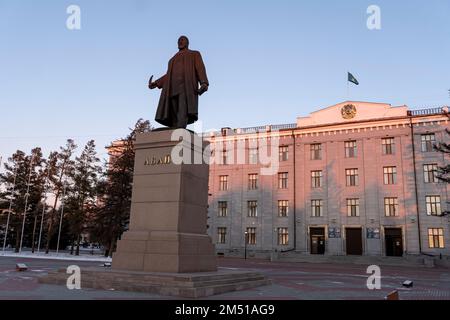 Denkmal für den Nationalhelden Abai. Pavlodar. Kasachstan. 23. November 2022. Stockfoto