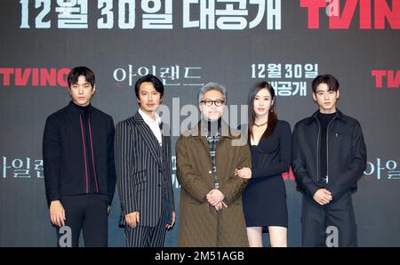 Sung Joon, Kim Nam-Gil, BAE Jong, Lee Da-Hee und Cha Eun-Woo (ASTRO), 22. Dezember 2022: Die besetzten Mitglieder Sung Joon (L), Kim Nam-Gil (2. L), Lee Da-Hee (2. R) und Cha Eun-Woo (R) stellen sich mit Regisseur BAE Jong bei einer Produktionspräsentation für die TVing-Originalserie „Island“ in Seoul, Südkorea, vor. Kredit: Lee Jae-Won/AFLO/Alamy Live News Stockfoto