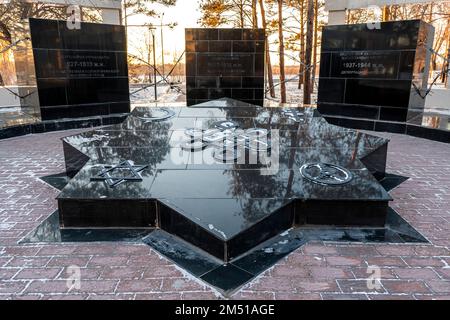 Denkmal für die Opfer der politischen Unterdrückung im Zentrum von Pavlodar, Kasachstan. 23. November 2022. Stockfoto