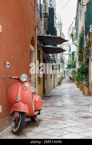 Korfu, Griechenland. 02. September 2022: Vespa-Oldtimer auf einer Straße in Korfu, Griechenland. Die Vespa ist eine bekannte italienische Marke für Motorroller Stockfoto