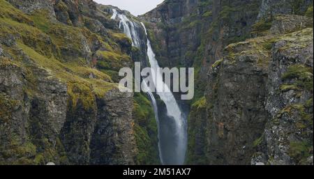 Der zweithöchste isländische Wasserfall Glymur Majestic Valley in Island, Blick auf Wasserfall, Felsen und Steine Hvalfjordur Fjord Stockfoto