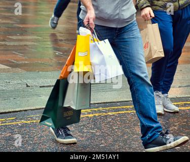 Glasgow, Schottland, Vereinigtes Königreich 24. Dezember 2022. Weihnachtseinkäufe in der eleganten Einkaufshauptstadt Schottlands rund um die buchanan Street. Credit Gerard Ferry/Alamy Live News Stockfoto