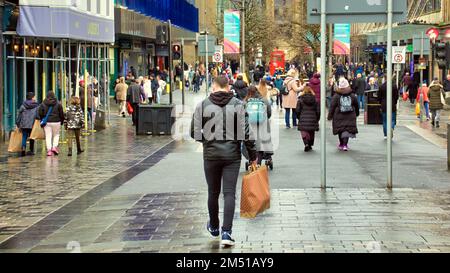 Glasgow, Schottland, Vereinigtes Königreich 24. Dezember 2022. Weihnachtseinkäufe in der eleganten Einkaufshauptstadt Schottlands rund um die buchanan Street. Credit Gerard Ferry/Alamy Live News Stockfoto