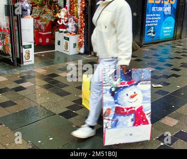 Glasgow, Schottland, Vereinigtes Königreich 24. Dezember 2022. Weihnachtseinkäufe in der eleganten Einkaufshauptstadt Schottlands rund um die buchanan Street. Credit Gerard Ferry/Alamy Live News Stockfoto