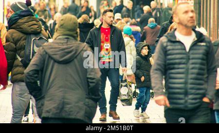 Glasgow, Schottland, Vereinigtes Königreich 24. Dezember 2022. Weihnachtseinkäufe in der eleganten Einkaufshauptstadt Schottlands rund um die buchanan Street. Credit Gerard Ferry/Alamy Live News Stockfoto