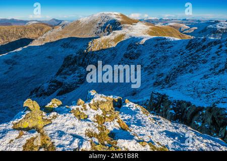 Mit Blick auf den Pillar Mountain im Winter, Lake District, Cumbria, Großbritannien. Blick von Scoat Fell Stockfoto