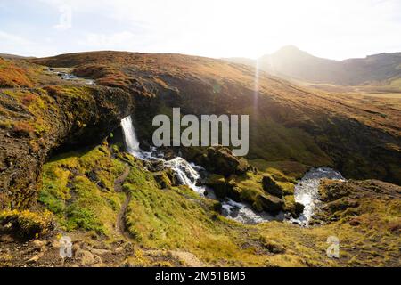 Die Sonne scheint über dem Wasserfall der Schafe an einem wunderschönen Herbsttag Stockfoto