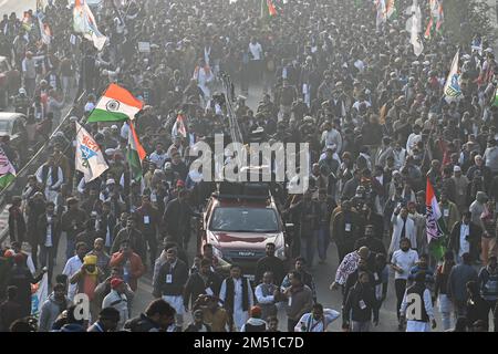 New Delhi, Delhi, Indien. 24. Dezember 2022. Die Menschen nehmen an Bharat Jodo Yatra Teil, von Indiens größter Opposition, der indischen Nationalkongresspartei in Neu-Delhi (Kreditbild: © Kabir Jhangiani/ZUMA Press Wire). Kredit: ZUMA Press, Inc./Alamy Live News Stockfoto