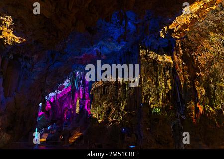 Lichtershows in St. Michaels Höhle in Gibraltar Stockfoto