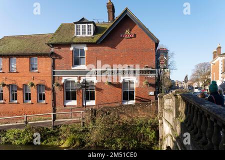 Das Bishop on the Bridge ist ein traditionelles Pub und Restaurant am Flussufer in Winchester mit Blick auf den Fluss Itchen. Hampshire, England Stockfoto