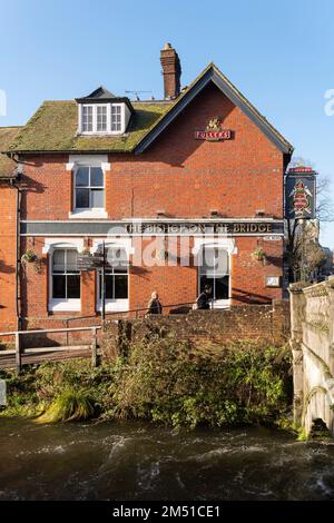 Das Bishop on the Bridge ist ein traditionelles Pub und Restaurant am Flussufer in Winchester mit Blick auf den Fluss Itchen. Hampshire, England Stockfoto