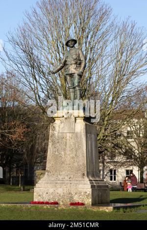 Die denkmalgeschützte Bronzestatue vor der Winchester Cathedral - das königliche Rifle Corps WWI & WWII war Memorial - von John Tweed. England Stockfoto