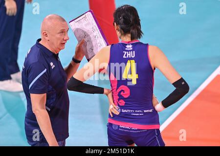 Massimo Barbolini (Cheftrainer von Savino Del Bene Scandicci) und Zhu Ting (Savino Del Bene Scandicci) während Savino Del Bene Scandicci gegen Galatasaray HDI Sigorta Istanbul, Volleyball CEV Cup Women Championship in Florenz, Italien, Dezember 22 2022 Stockfoto