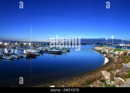 Boote liegen im Hafen von Pozzuoli, einer Stadt in der Provinz Neapel, Italien, vor. Stockfoto